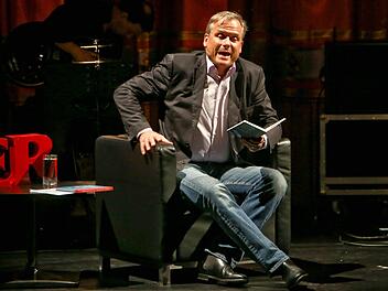 Axel Hacke liest auf der Bühne im E.T.A.-Hoffmann-Theater. Fotos: Barbara Herbst