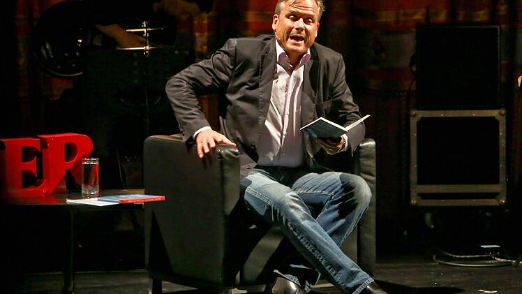 Axel Hacke liest auf der Bühne im E.T.A.-Hoffmann-Theater. Fotos: Barbara Herbst