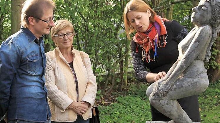 Claudia Spanhel (r.) erklärt den Besuchern, was es mit ihren Skulpturen auf sich hat.  Foto: Galster