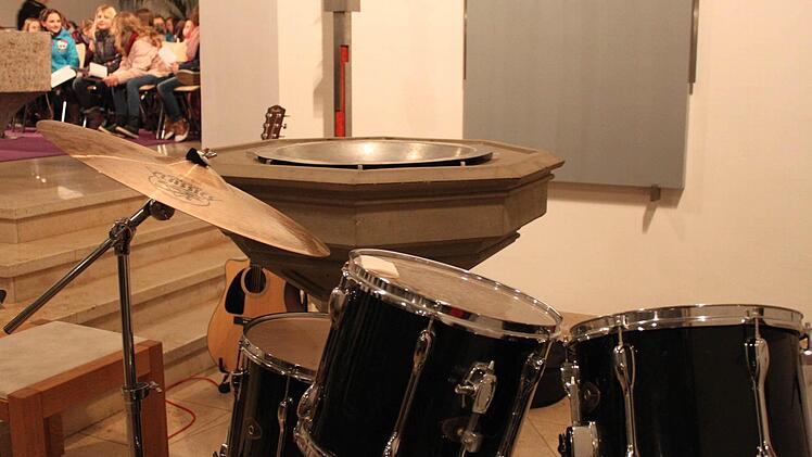 Drums und Becken vor dem Taufbecken Foto: Carmen Schwind