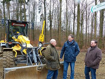 Die Verantwortlichen der Bürgerenergiegenossenschaft (BEG), der stellvertretende Vorstandsvorsitzende Hans-Georg Häfner (ganz links) und der Vorsitzende des Aufsichtsrats Dieter Möhring (ganz rechts) machten sich vor Ort ein Bild vom Stand der Bauarbeiten beim Bürgerwindpark Sailershäuser Wald. Aktuelle Informationen lieferte dabei der Bürgerwindpark-Geschäftsführer Norbert Zösch.  Foto: Manfred Wagner
