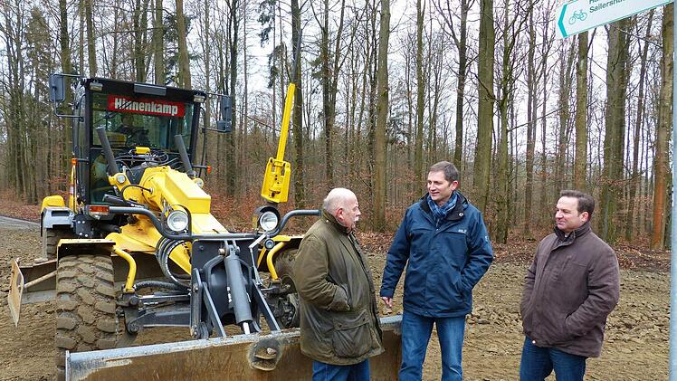 Die Verantwortlichen der Bürgerenergiegenossenschaft (BEG), der stellvertretende Vorstandsvorsitzende Hans-Georg Häfner (ganz links) und der Vorsitzende des Aufsichtsrats Dieter Möhring (ganz rechts) machten sich vor Ort ein Bild vom Stand der Bauarbeiten beim Bürgerwindpark Sailershäuser Wald. Aktuelle Informationen lieferte dabei der Bürgerwindpark-Geschäftsführer Norbert Zösch.  Foto: Manfred Wagner