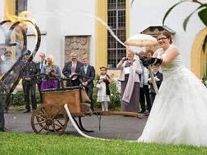 Die Braut Sabrina Detsch löscht das brennende Herz. Foto: privat