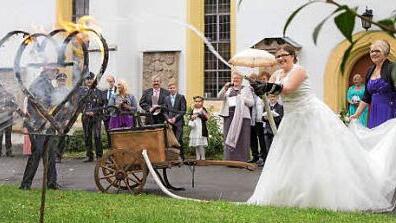 Die Braut Sabrina Detsch löscht das brennende Herz. Foto: privat