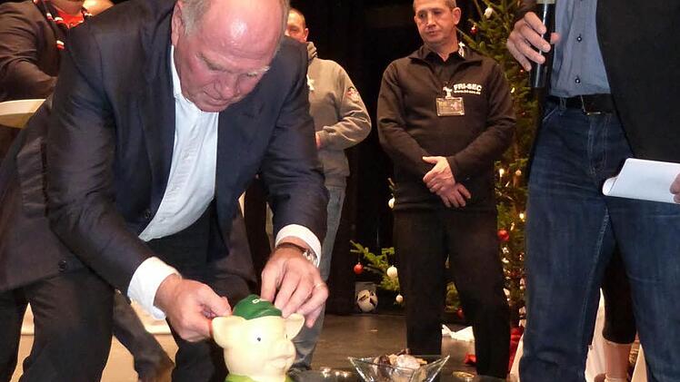 Uli Hoene&szlig; muss in die Phrasen-Sau einzahlen. Foto: Werner Rei&szlig;aus