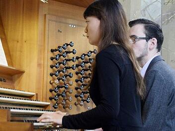 Mei-Hui He gab das Orgelkonzert zum Freitagsläuten in der Basilika. Unterstützt wurde sie von Registrant Thomas Zapf. Foto: Andreas Welz