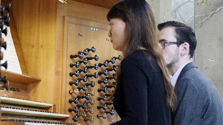 Mei-Hui He gab das Orgelkonzert zum Freitagsläuten in der Basilika. Unterstützt wurde sie von Registrant Thomas Zapf. Foto: Andreas Welz