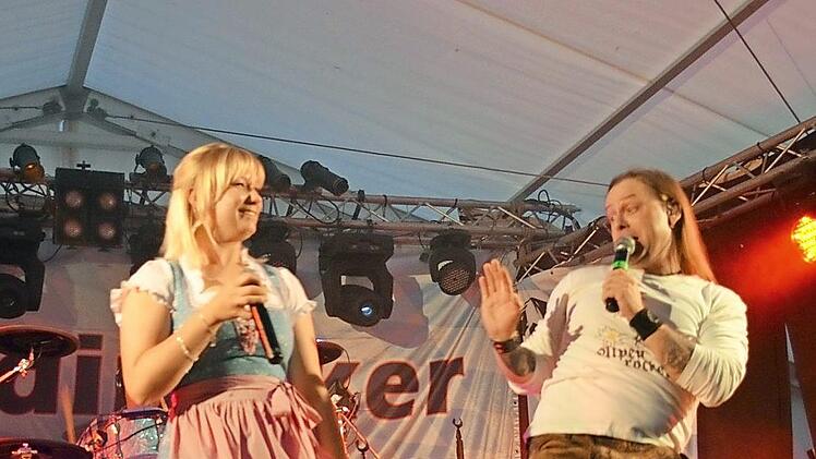 Die Gaudirocker sorgten im Zelt für Stimmung.  Fotos: Larissa Händel
