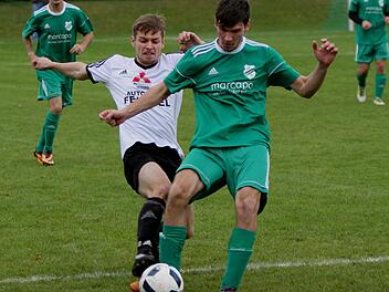 Vergeblich versucht der Zeller Christoph Ullrich (helles Trikot), dem Kirchlauterer  Steffen Hämmerlein den Ball abzunehmen.