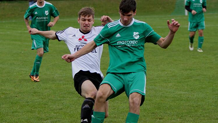 Vergeblich versucht der Zeller Christoph Ullrich (helles Trikot), dem Kirchlauterer  Steffen Hämmerlein den Ball abzunehmen.