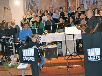 Der Chor "Spirit Voices" unter der Leitung von Georg Kestel und Andrea Hart sorgte mit seinem Liedgut für weihnachtliche Stimmung in der Heilig-Kreuz-Kirche in Reitsch.  Foto: Karl-Heinz Hofmann
