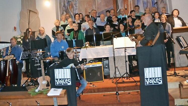 Der Chor "Spirit Voices" unter der Leitung von Georg Kestel und Andrea Hart sorgte mit seinem Liedgut für weihnachtliche Stimmung in der Heilig-Kreuz-Kirche in Reitsch.  Foto: Karl-Heinz Hofmann