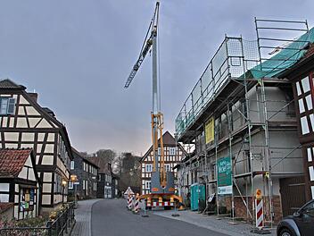 Auch das trägt zur Verbesserung der Lebensqualität bei: Das Anwesen Marktplatz 7 in Untermerzbach (rechts) wird zur Bürgerwerkstatt umfunktioniert und im Jahr 2018 fertiggestellt.Helmut Will