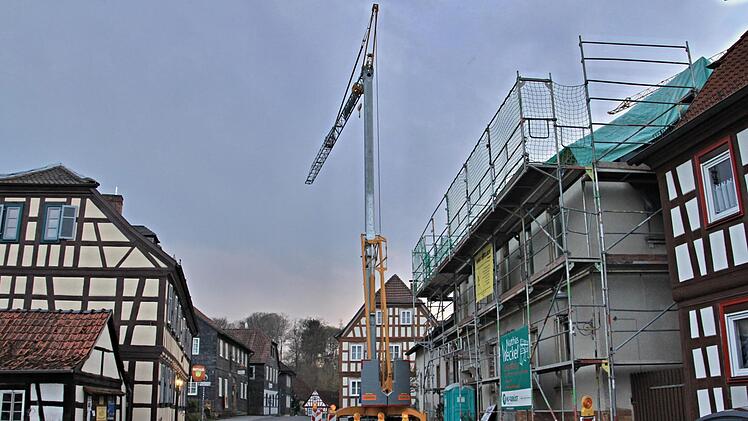 Auch das trägt zur Verbesserung der Lebensqualität bei: Das Anwesen Marktplatz 7 in Untermerzbach (rechts) wird zur Bürgerwerkstatt umfunktioniert und im Jahr 2018 fertiggestellt.Helmut Will