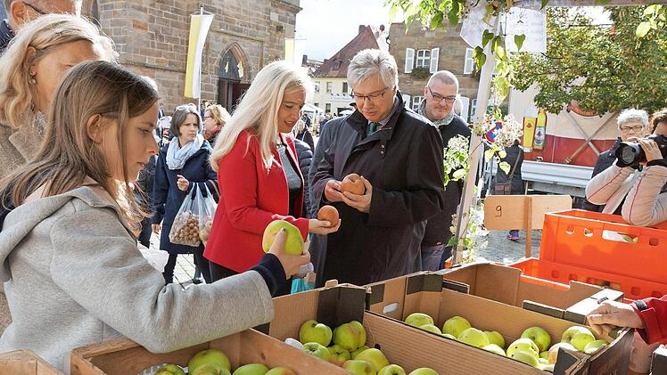 Der Apfelmarkt beeindruckte auch Bayerns Gesundheitsministerin Melanie Huml (Bildmitte).  Fotos: Johannes Michel