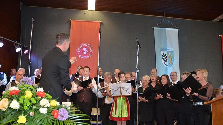 Furioser Auftakt zum 41. Pfingstkonzert. Der Männerchor der Sängervereinigung "Edelweiß" Windheim mit der Frauengruppe "Wir" (rechts) und Querflötistin Lisa Neubauer unter Leitung von Markus Häßler (links) Foto: Karl-Heinz Hofmann