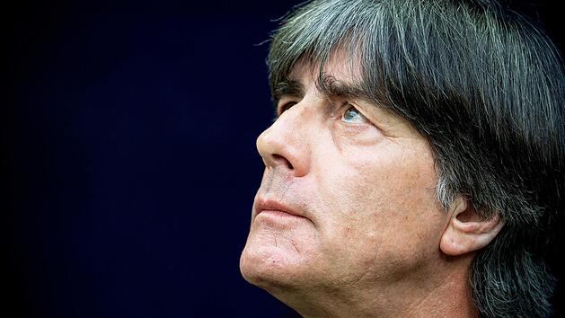 Mehr denn je gefordert: Bundestrainer Joachim L&ouml;w. Vor dem Spiel gegen Schweden hat er viel Gespr&auml;chsbedarf mit seinen Spielern. Foto: Petter Arvidson, dpa