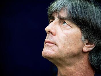 Mehr denn je gefordert: Bundestrainer Joachim Löw. Vor dem Spiel gegen Schweden hat er viel Gesprächsbedarf mit seinen Spielern. Foto: Petter Arvidson, dpa