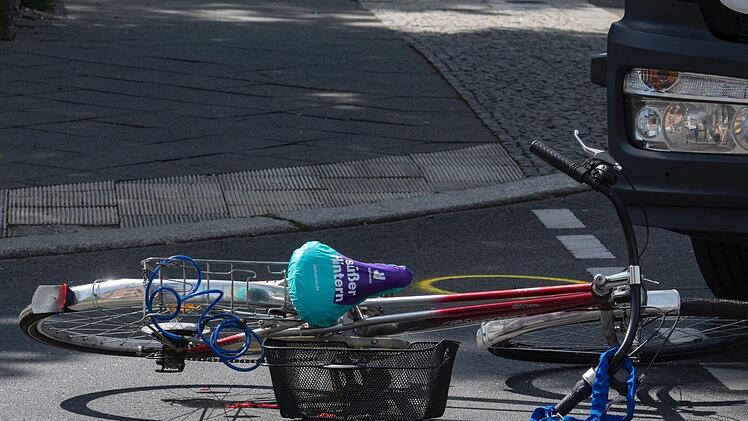 Ein Fahrradfahrer wurde auf der B85 schwer verletzt. Weil ein Autofahrer ihn zu sp&auml;t gesehen hatte, st&uuml;rzte der Mann und war nicht ansprechbar. Symbolfoto: Paul Zinken/dpa