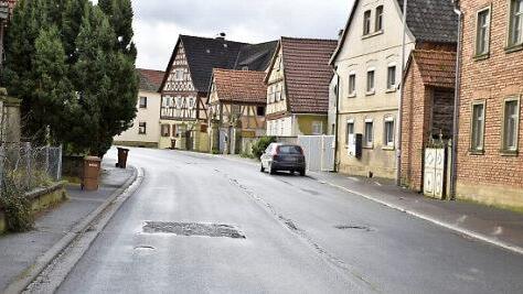 Mit einem lärmmindernden Straßenbelag soll die stark befahrene Ortsdurchfahrt von Römershofen versehen werden. Die Trasse befindet sich außerdem in einem schlechten baulichen Zustand.  Fotos: Gerold Snater