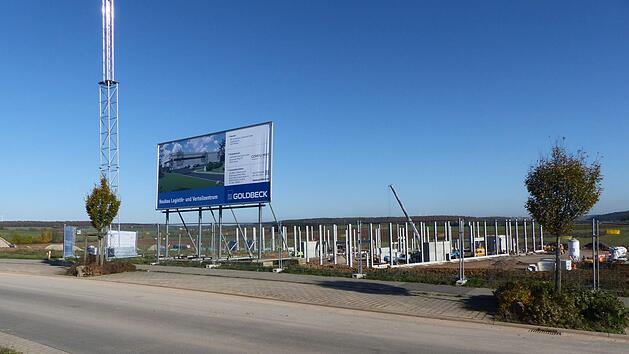 Die Baustelle von Amazon im Gewerbegebiet: Das "Skelett" der Halle nimmt Konturen an. Die Ansiedlung zeigt bereits Wirkung.  Foto: Hans-Peter Hepp