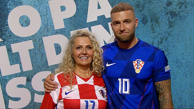 Filip Pavlović und seine Mutter Snjezana traten mit "Crni Rižot" (Schwarzes Risotto mit Tintenfisch und Dorade) gegen Henssler an.