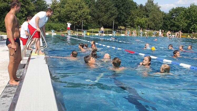 Verbissene Konkurrenz herrschte beim Tauziehen im Schwimmerbecken.  Foto: Thomas Lutz