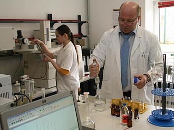 Die Trinkwassertests nach dem Katastrophenfall durch den Großbrand bei der Firma Metob 2012 haben die Gemeinde Michelau rund 65.000 Euro gekostet. Hier ein Blick in das Labor Analab in Mainleus, wo viele der Untersuchungen stattfanden.  Archivbild: Jürgen Gärtner