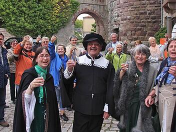 Die Ausbildung von Gästeführern war eines von 32 Leader-Projekten mit einem Volumen von 5,4 Millionen Euro der laufenden Förderperiode. Unser Bild zeigt Gästeführer (darunter in der Mitte Manfred Scheller und Eva Albert) auf Schloss Saaleck. Foto: Archiv