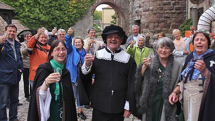 Die Ausbildung von Gästeführern war eines von 32 Leader-Projekten mit einem Volumen von 5,4 Millionen Euro der laufenden Förderperiode. Unser Bild zeigt Gästeführer (darunter in der Mitte Manfred Scheller und Eva Albert) auf Schloss Saaleck. Foto: Archiv