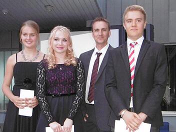 Die drei Besten: Theresa Kohl (von links) mit einem Notendurchschnitt von 1,0, Christin Martin (1,18), Schulleiter Torsten Stein und Marius Heidelmeier (1,42) Foto: Regina Rinke