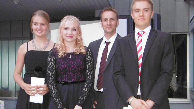 Die drei Besten: Theresa Kohl (von links) mit einem Notendurchschnitt von 1,0, Christin Martin (1,18), Schulleiter Torsten Stein und Marius Heidelmeier (1,42) Foto: Regina Rinke
