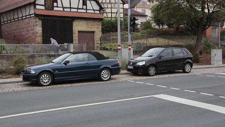 Fußgängerampel in der Reuther StraßeFahrlehrer: An der Fußgängerampel ist bei der Bushaltestelle eine gepflasterte Fläche, die als Parkfläche genutzt wird. Autos versperren den Fußgänger-Überweg.Vorschlag: Besser markieren Stadt/Polizei: "Verkehrsrechtlich einwandfrei", findet der Leiter des Ordnungsamtes diese Situation. Klaus Backer räumt aber ein: "Das Problem sind die Autofahrer, die hier gar nicht stehen dürften." Dies zu verhindern sei schwierig, eine lückenlose Überwachung unmöglich. "...