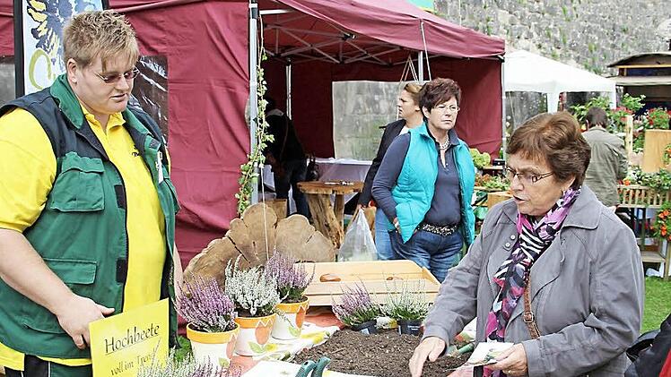Mathilde Hutzl aus Kronach interessierte sich aufgrund ihrer Rückenprobleme für den Hochbeetbau. Sie möchte sich gemeinsam mit ihrem Mann ein Hochbeet bauen und stellte Susanne Benkenstein Fragen zur Schichtfüllung. Foto: Mariell Dörrschmidt