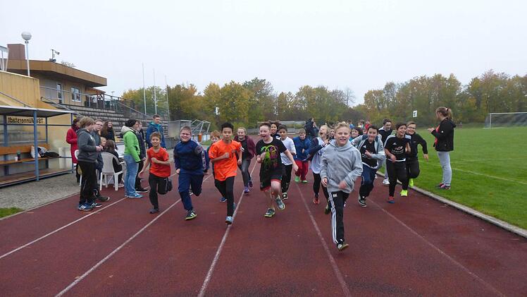 Die 6. Klasse der Münnerstädter Mittelschule beim Start zum Sponsored Running. Foto: Michael Kübert