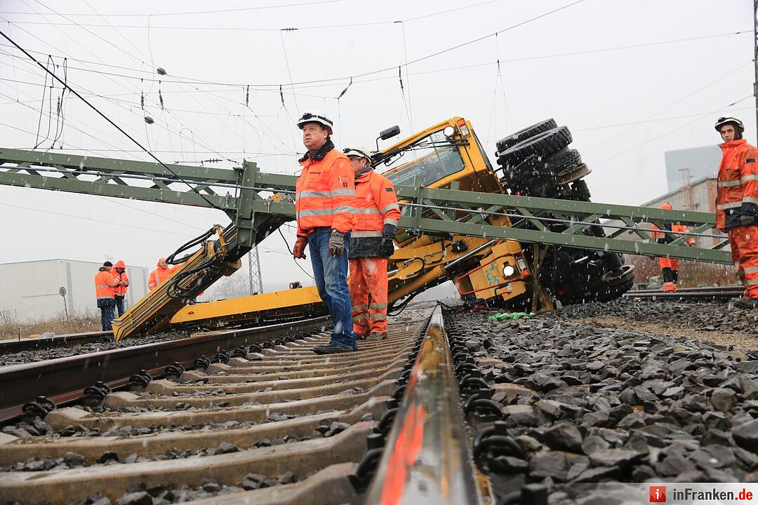 Forchheim: Bagger kippt auf Bahngleis