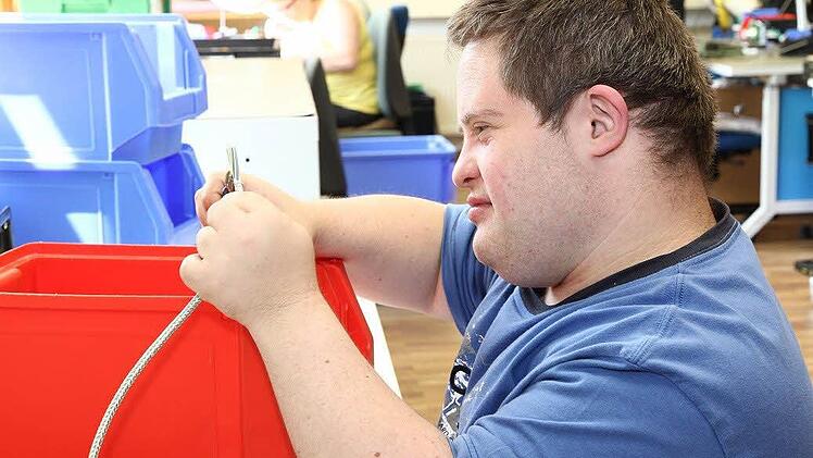 Norbert Ohr arbeitet in der Aurach-Werkstatt