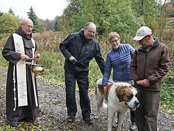 Joseph heißt der neue Bernhardiner auf dem Kreuzberg. Das Weihwasser gefiel ihm weniger gut. Auf dem Foto (von links): Pater Georg Andlinger, Bruder Wolfgang, Geschäftsführerin der Klosterbetriebe Angelika Somaruga und ihr Mann Helmut. Foto: Marion Eckert
