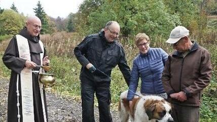 Joseph heißt der neue Bernhardiner auf dem Kreuzberg. Das Weihwasser gefiel ihm weniger gut. Auf dem Foto (von links): Pater Georg Andlinger, Bruder Wolfgang, Geschäftsführerin der Klosterbetriebe Angelika Somaruga und ihr Mann Helmut. Foto: Marion Eckert
