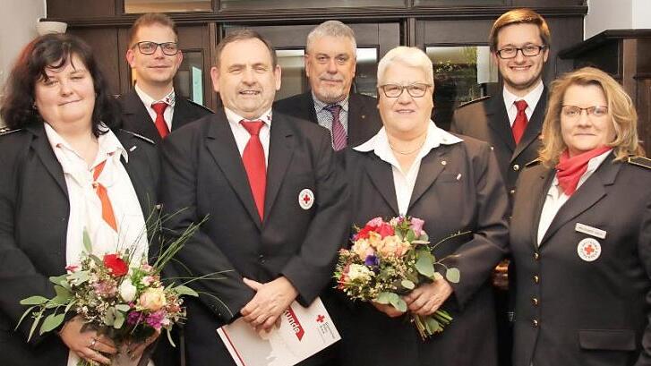 Ehrungen bei der BRK Bereitschaft Coburg von links: Nicole Klebeg, Bereitschaftsleiter Philipp Köster, Bernd Walter, Oberbürgermeister Norbert Tessmer, Gudrun Bauer, Kreisbereitschaftsleiter Marcel Thein und stellv. Kreisbereitschaftsleiterin Michaela Lech.  Foto: Michael Stelzner