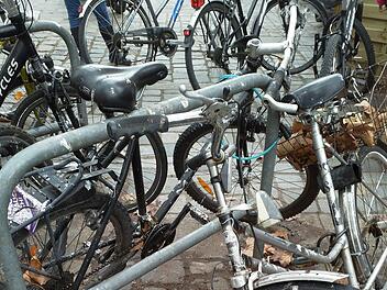 Am Grünen Markt werden immer wieder auch Fahrräder abgestellt, die keiner mehr abholt. Foto: Georg Konrad