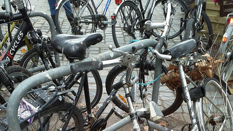 Am Grünen Markt werden immer wieder auch Fahrräder abgestellt, die keiner mehr abholt. Foto: Georg Konrad