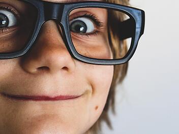Forscher sind sich uneins: Die Frage, ob Kinder "schlaue" Gene von der Mutter oder dem Vater vererbt bekommen, spaltet die Wissenschaft. Symbolbild: Pexen Design/pexels.com