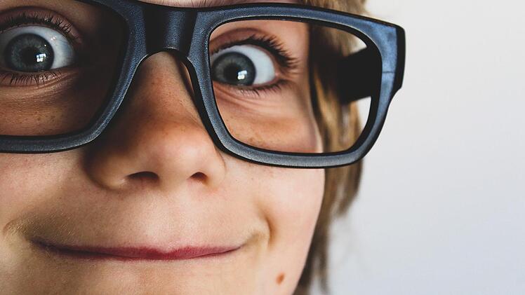 Forscher sind sich uneins: Die Frage, ob Kinder "schlaue" Gene von der Mutter oder dem Vater vererbt bekommen, spaltet die Wissenschaft. Symbolbild: Pexen Design/pexels.com