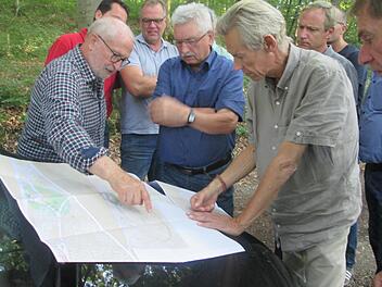 Robert Knidlberger (zweiter von rechts) erläuterte dem Gemeinderat die Planung für den Waldfriedhof vor Ort. Foto: Winfried Ehling