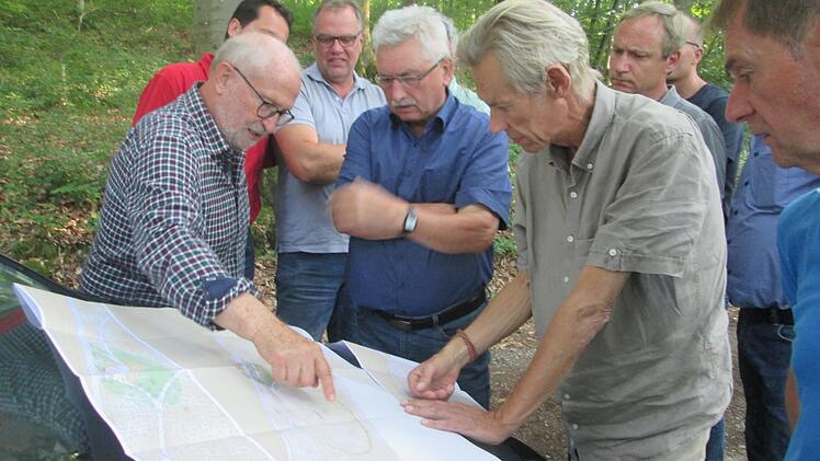 Robert Knidlberger (zweiter von rechts) erläuterte dem Gemeinderat die Planung für den Waldfriedhof vor Ort. Foto: Winfried Ehling