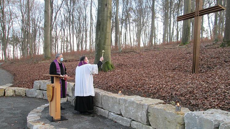 Am 3. Oktober will die Gemeinde offiziell den Waldfriedhof übergeben. Die Segnung fand bereits im Februar durch die Geistlichen statt - allerdings ohne Publikum.                          Foto: Winfried Ehling
