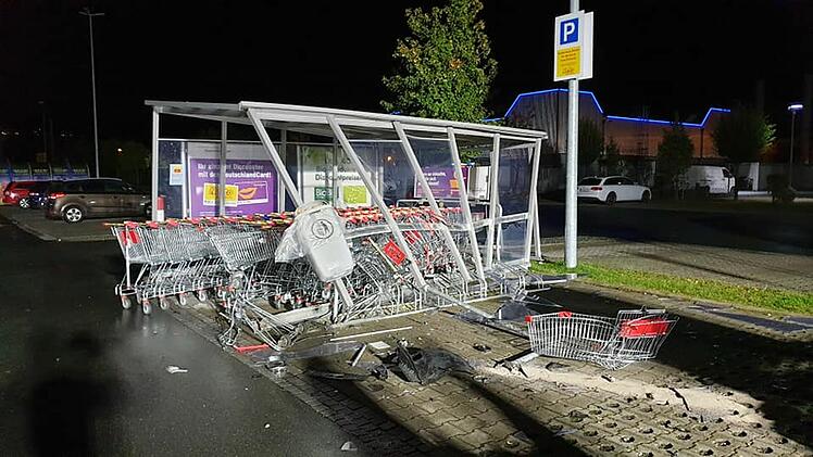 Kulmbach: Auto kollidiert mit Einkaufswägen