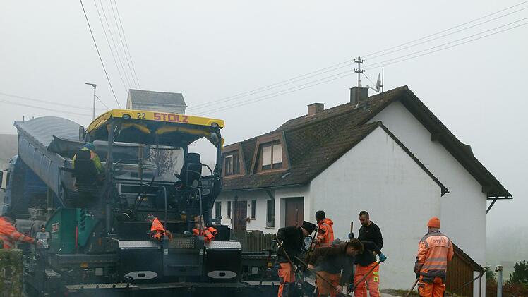 Die Asphalt-Deckschicht wurde kürzlich  in der Sinntalstraße in Riedenberg  aufgebracht.