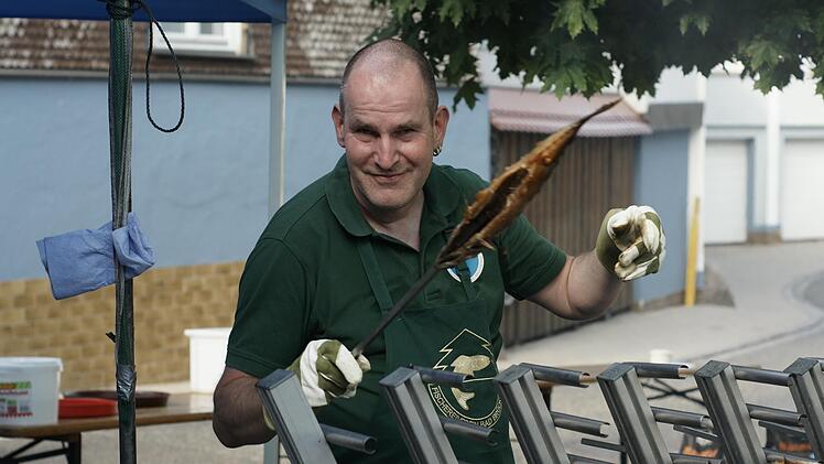 Der Stand des Bad Brückenauer Fischereivereins war einer der bestbesuchten beim Stadtfest. Foto: Steffen Standke